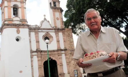 Carlos Albert llora tras rendir palabras de despedida a 'La Tota' Carbajal