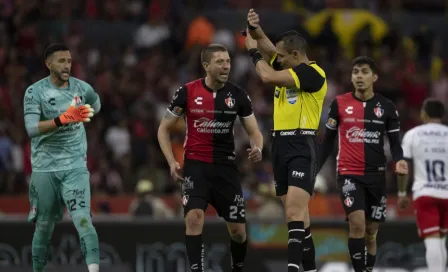 Atlas vs Chivas: Marco Ortiz generó polémica en marcación de penales en el Clásico Tapatío