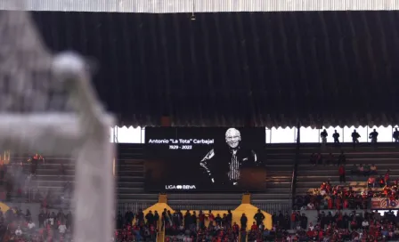 Chivas y Atlas rindieron homenaje a la 'Tota' Carbajal en el Clásico de Liguilla