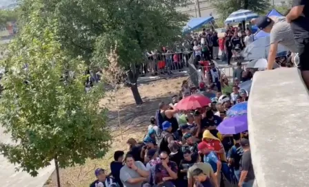 Clásico Regio: Aficionados de Rayados duermen afuera del Estadio BBVA en busca de un boleto