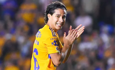 Tigres vs Chivas: Tiba Sepúlveda 'humilla' y manda al suelo a Diego Lainez en un mano a mano