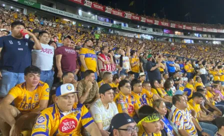 Tigres vs Chivas: ¿Sobrecupo? Decenas de personas vieron el juego en los pasillos del Volcán