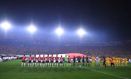 Jugadores de Chivas voltearon a ver la bandera en el Himno; los de Tigres vieron a la pantalla