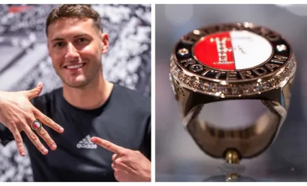 Santiago Giménez recibe anillo de Campeón de la Eredivisie por parte del Feyenoord