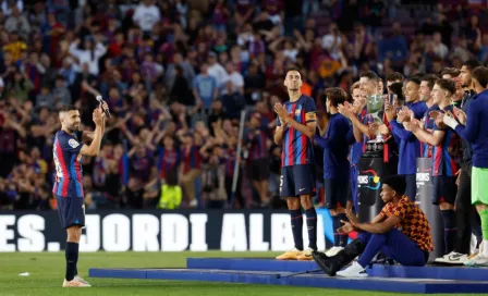 Sergio Busquets y Jordi Alba se despiden entre lágrimas del Barcelona en el Camp Nou