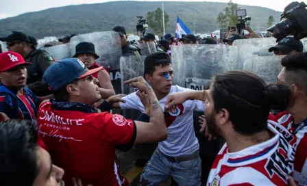 Aficionados de Chivas y Tigres se enfrascaron a las afueras del Estadio Akron