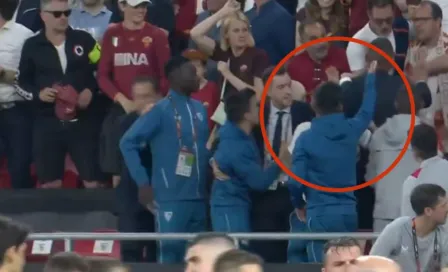 Aficionados de la Roma se meten con 'Tecatito' Corona en la tribuna