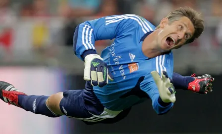 Van der Sar renuncia como director deportivo de Ajax