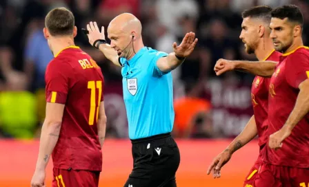 Anthony Taylor fue agredido por fanáticos de la Roma por su arbitraje en la Final de UEL