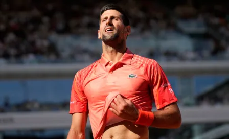 Novak Djokovic avanza de ronda en Roland Garros y explota ante los abucheos del público