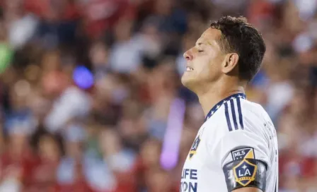 Chicharito Hernández sufrió aparatosa lesión en US Open Cup; salió en camilla