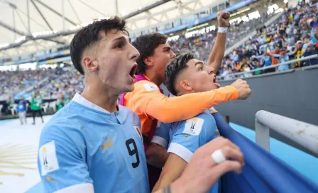 Jugadores de Uruguay arrollaron a fotógrafo en festejo de gol, pero 'valió la pena'