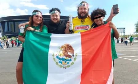 Niño se quita banda con colores de México y besa escudo de su playera de EU