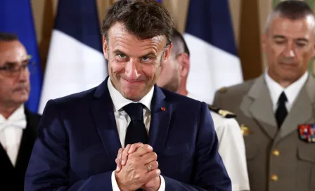 ¡En 17 segundos! Emmanuel Macron, presidente de Francia, se toma una 'chela'