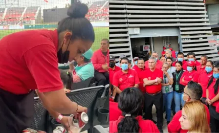 Cachan a vendedora de cerveza haciendo 'transa' en juego de los Diablos Rojos del México