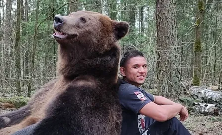 ¡Una locura! Peleador de MMA se enfrenta mano a mano contra un oso 