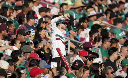 ¡Con cuchillo en mano! Aficionados mexicanos protagonizan bronca en el estadio 