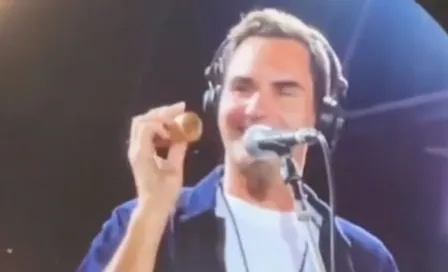 Roger Federer sorprende al subirse a cantar con Coldplay