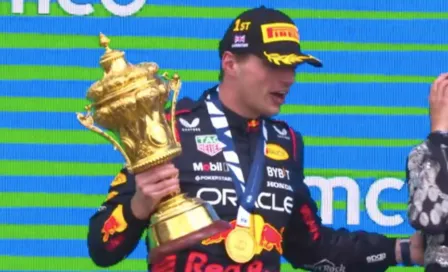 ¿Y EL PREMIO? Max Verstappen se olvida del trofeo en Silverstone