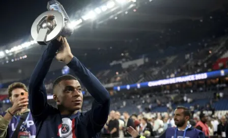 Kylian Mbappé se quedará en el Paris Saint-Germain un año más; aseguran medios franceses