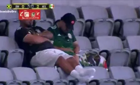 ¡Insólito! Aficionado se queda dormido en el México vs Jamaica de Copa Oro