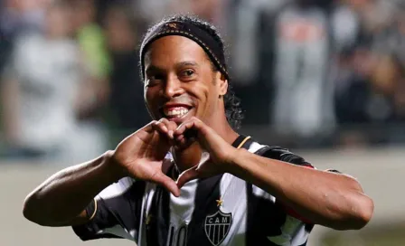 Ex masajista del Atlético Mineiro reveló que ayudaba a Ronaldinho con sus resacas 