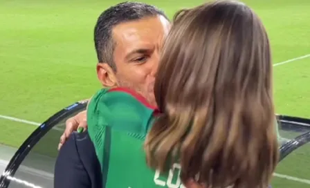 Jaime Lozano celebra pase a la Final del Tri con apasionado beso con su esposa