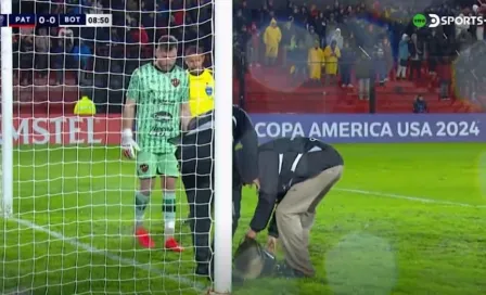 ¡IMPERDIBLE!: Tapan hoyos con arena en un partido de Copa Sudamericana