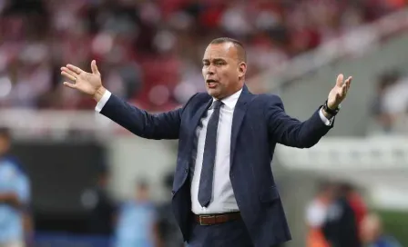 ¡Te vas! Rafael Dudamel fue expulsado en el medio tiempo del Chivas contra Necaxa