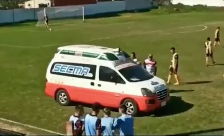 Ambulancia interrumpe un partido en el futbol juvenil de Paraguay