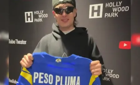 Rams reciben a Peso Pluma y le regalan un jersey de la NFL con su nombre