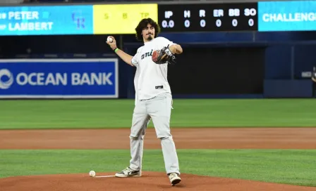 Jaime Jaquez Jr. lanza la primera bola en juego de los Miami Marlins