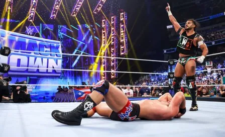 WWE: Santos Escobar pide a la Arena CDMX hacer el grito prohibido a Austin Theory