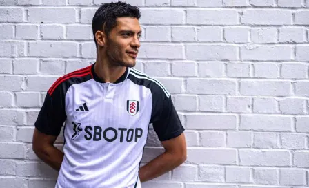 Raúl Jiménez, con el número 7, fue presentado por el Fulham previo al partido amistoso