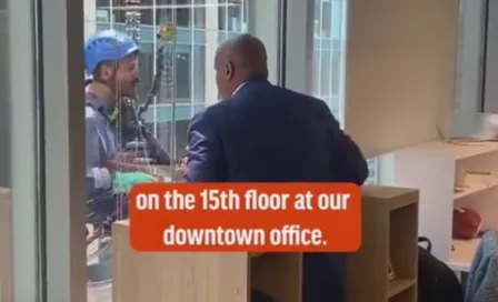 Presidente de Chicago Bears ofrece tickets a limpiador de ventanas en pleno piso 15