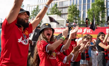 Afición del Manchester United protesta en contra de la Familia Glazer, dueña del equipo