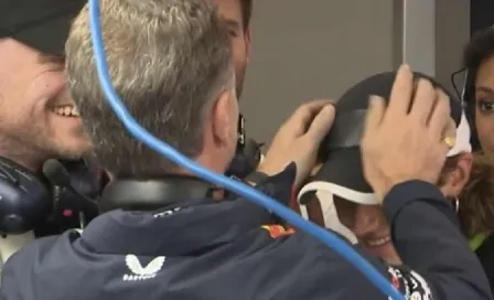 ¡No se aceptan intrusos! Christian Horner le tapa el logo de Ferrari a invitada en el Paddock