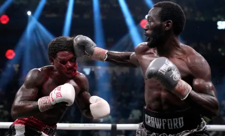 Terence Crawford unifica división de peso welter tras KO técnico sobre Errol Spence