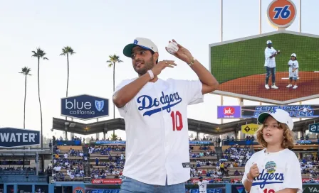 ¡Invitado de lujo! Carlos Vela lanza la primera bola del juego de los Dodgers contra Reds