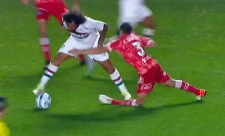 Marcelo realiza plancha que fractura a rival en duelo de Copa Libertadores