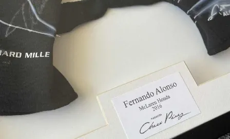 Checo Pérez subastará guantes autografiados por Fernando Alonso