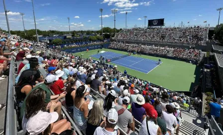 ¡Todos lo quieren ver! Aficionados llenan 'estadio' en entrenamiento de Novak Djokovic