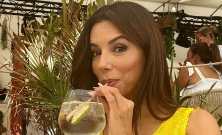 Eva Longoria celebra el Centenario del Necaxa con pastelito conmemorativo