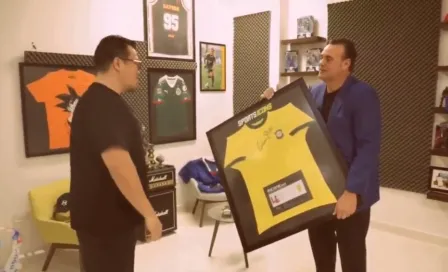 Franco Escamilla cumple deseo de David Faitelson, le regala una playera firmada de Pelé