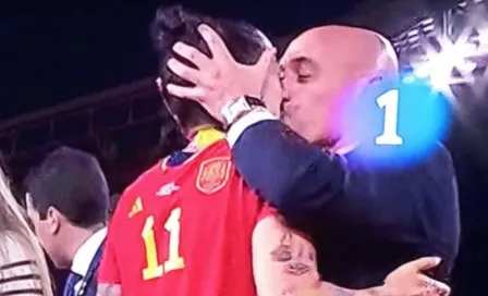 Jennifer Hermoso y Luis Rubiales, presidente de la Federación de España, protagonizan beso