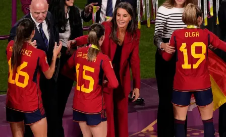 Reina Letizia celebra gol de Carmona en las gradas y el título de España en la cancha