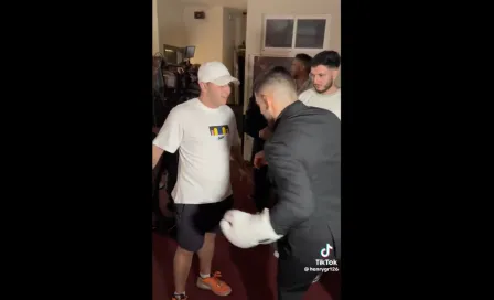 Peleador de artes marciales mixtas golpea a un fanático y lo deja en el piso por el dolor