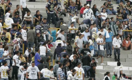 ¡Bronca en CU! Aficionados se pelearon en las gradas durante el juego entre Pumas y Tigres