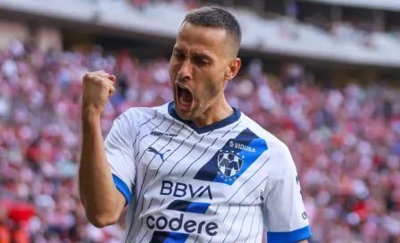 Sergio Canales se estrenó como goleador de Rayados con doblete ante Chivas