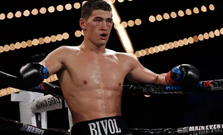 Dmitry Bivol no encuentra rival tras rechazar revancha con Canelo Álvarez